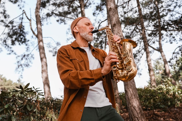 Ritratto di un musicista che suona uno strumento a fiato per la Giornata Mondiale della Musica