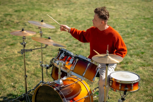 Ritratto di un musicista che suona uno strumento a percussione per la Giornata Mondiale della Musica