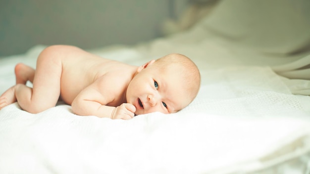 Ritratto di un neonato nel letto dei genitori