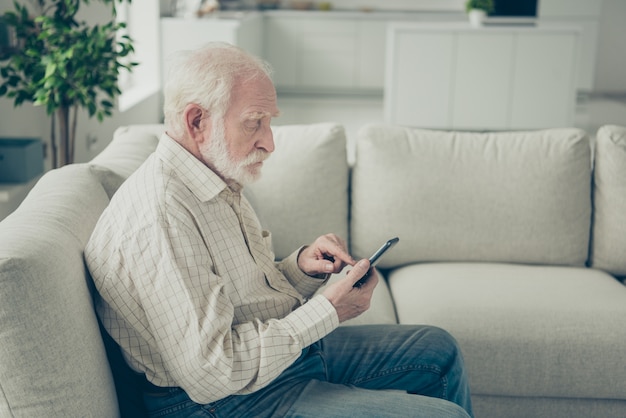 Ritratto di un nonno in soggiorno