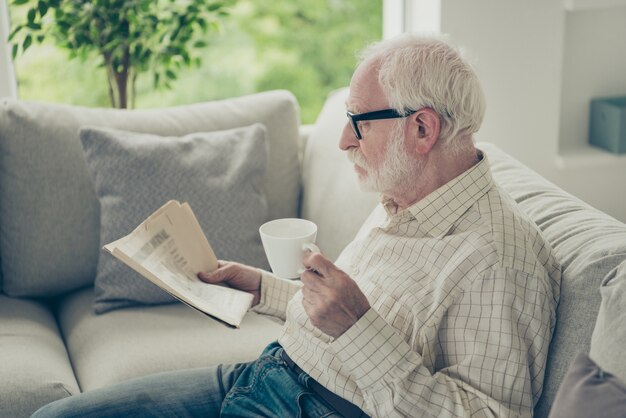 Ritratto di un nonno in soggiorno