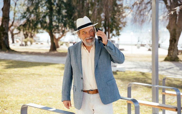 Ritratto di un nonno pensionato uomo maturo bello fiducioso nella piccola città