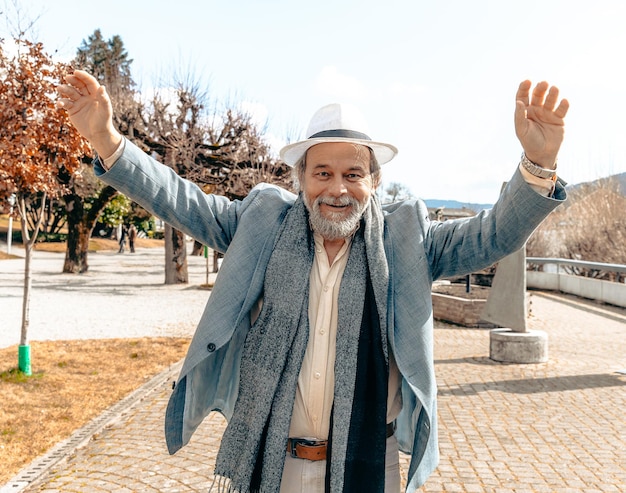 Ritratto di un nonno pensionato uomo maturo bello fiducioso nella piccola città