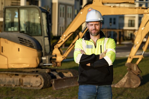 Ritratto di un operaio, un uomo, un piccolo imprenditore, un operaio edile con un casco.