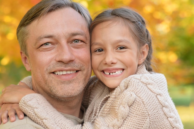 Ritratto di un padre con figlia, primo piano