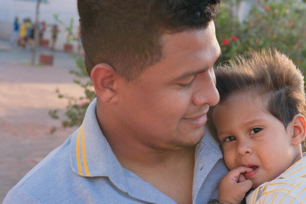 Ritratto di un padre e di un bambino al parco