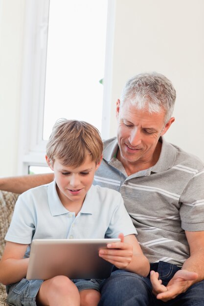 Ritratto di un padre e suo figlio utilizzando un tablet PC