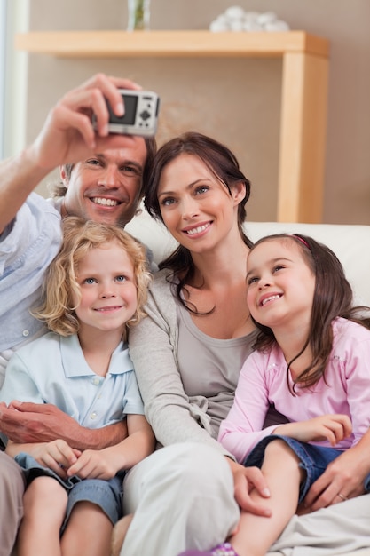 Ritratto di un padre felice di scattare una foto della sua famiglia