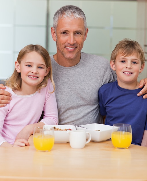 Ritratto di un padre in posa con i suoi figli al mattino