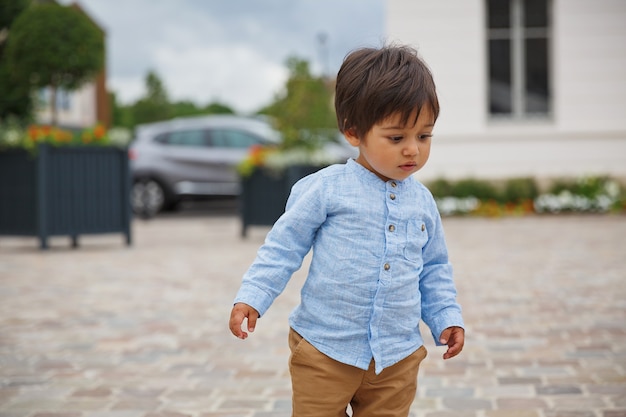 Ritratto di un piccolo neonato bello orientale che gioca all'aperto nel parco. Divertimento bambino arabo per strada.