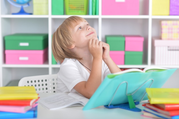 Ritratto di un ragazzino carino che legge un libro