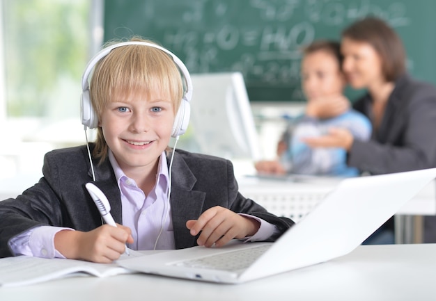 Ritratto di un ragazzino carino che usa il laptop