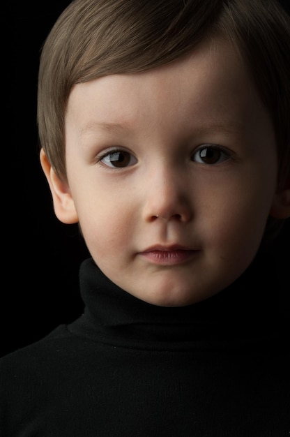 Ritratto di un ragazzino su sfondo scuro