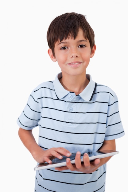 Ritratto di un ragazzo allegro utilizzando un tablet PC