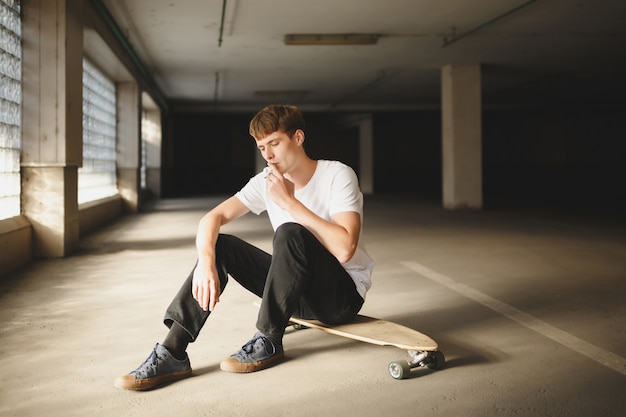 Ritratto di un ragazzo carino con uno skateboard