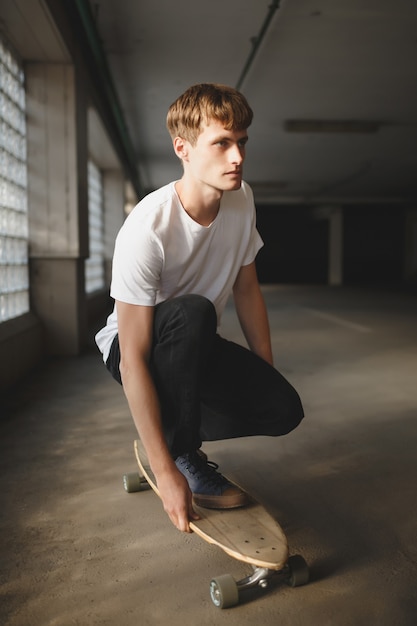 Ritratto di un ragazzo carino con uno skateboard