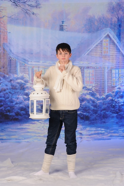 Ritratto di un ragazzo che celebra il Natale