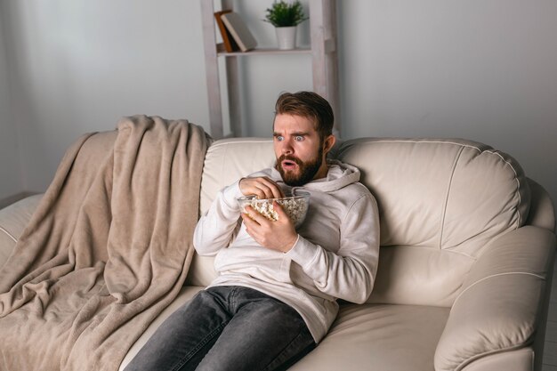 Ritratto di un ragazzo che guarda le serie TV online. Cinema online e concetto di servizio di streaming video.