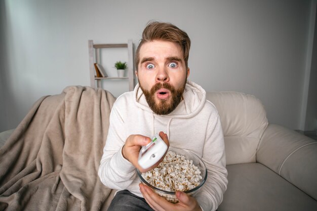 Ritratto di un ragazzo che guarda le serie TV online. Cinema online e concetto di servizio di streaming video.