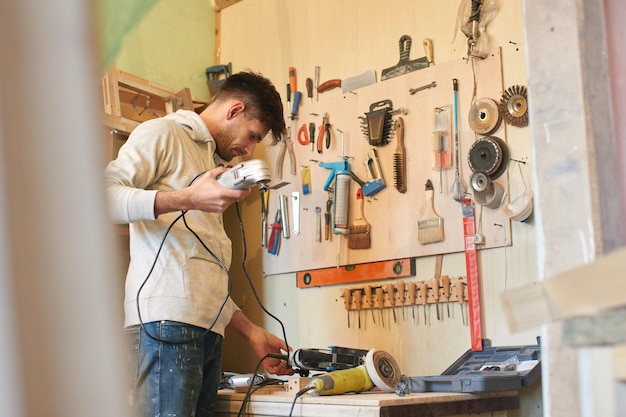 Ritratto di un ragazzo che lavora in un'officina domestica