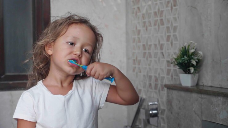 Foto ritratto di un ragazzo che tiene una pianta a casa