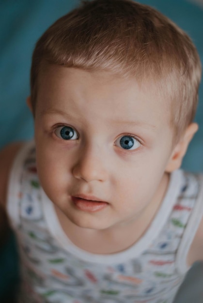 ritratto di un ragazzo con gli occhi azzurri. un bambino dai capelli biondi