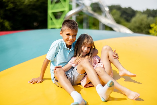 Ritratto di un ragazzo con la sua sorellina nel parco divertimenti