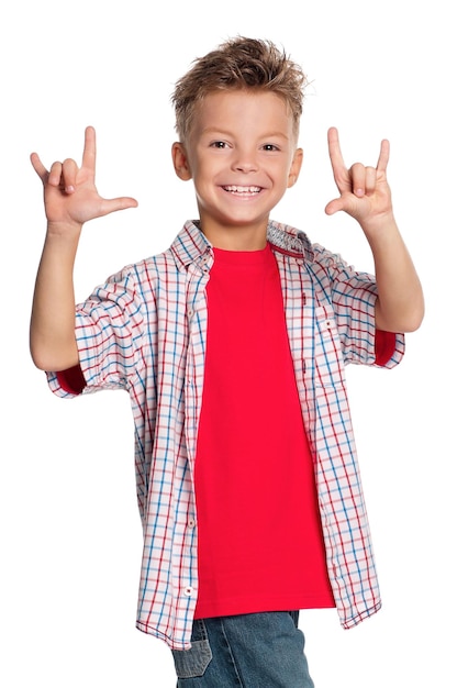 Ritratto di un ragazzo felice che mostra un cartello rock and roll isolato su sfondo bianco