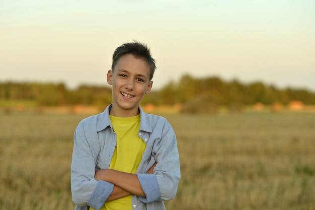 Ritratto di un ragazzo felice nel campo che si gode la natura