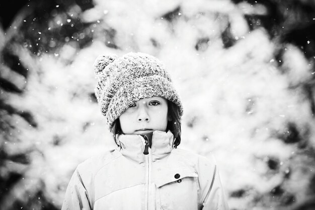 Ritratto di un ragazzo in inverno