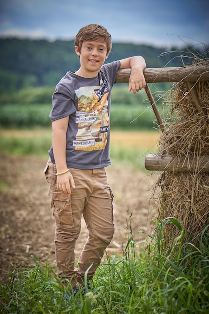 Ritratto di un ragazzo in piedi sul campo