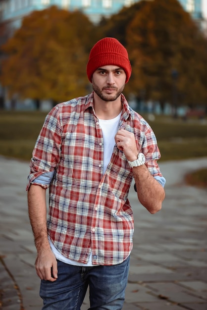 Ritratto di un ragazzo in un parco. Foto di strada di un uomo.