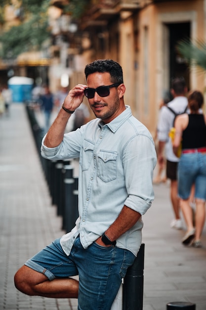 Ritratto di un ragazzo latino dai capelli scuri in posa per una sessione fotografica