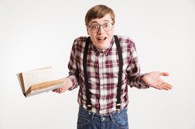 Ritratto di un ragazzo nerd della scuola giovane confuso