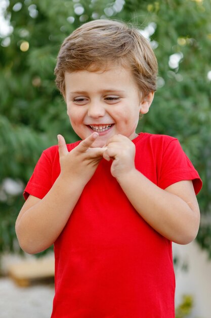 Ritratto di un ragazzo sorridente