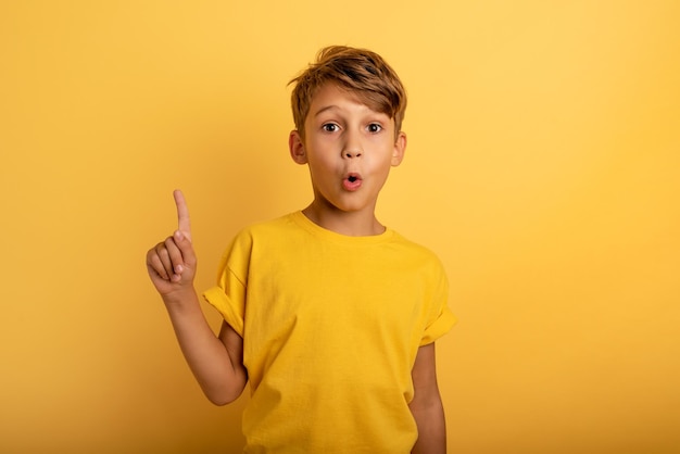 Ritratto di un ragazzo sullo sfondo giallo