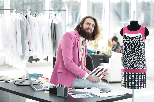 Ritratto di un sarto alla moda in uno studio moderno