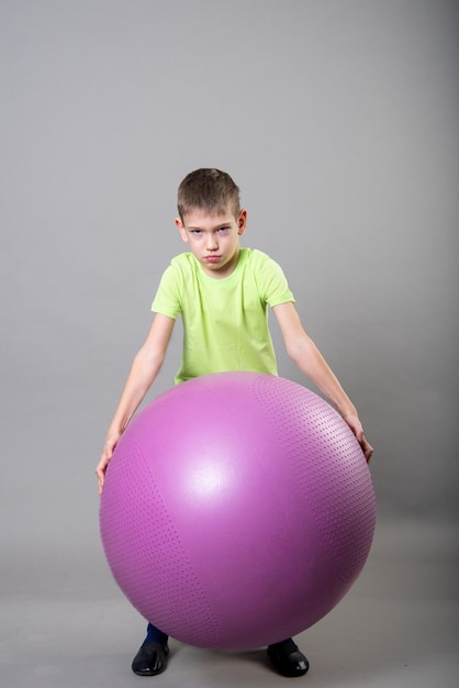 Ritratto di un simpatico ragazzo scontento non vuole occuparsi di fit ball Il concetto di non voler fare sport