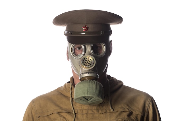 ritratto di un soldato sovietico con una maschera antigas