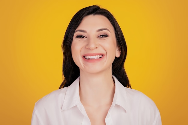 Ritratto di un sorriso brillante adorabile adorabile ragazza eccitata su sfondo giallo