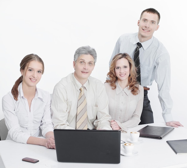 Ritratto di un team di business di successo seduto dietro una scrivania