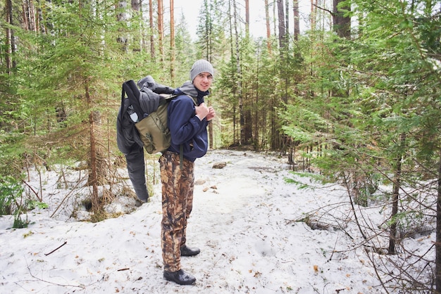 Ritratto di un turista maschio con zaino in foresta