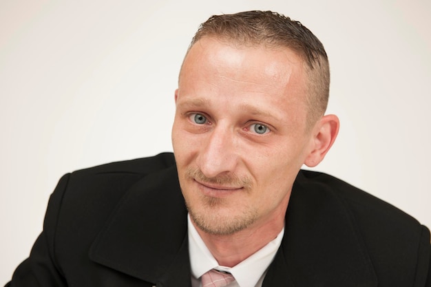 Ritratto di un uomo adulto su sfondo bianco