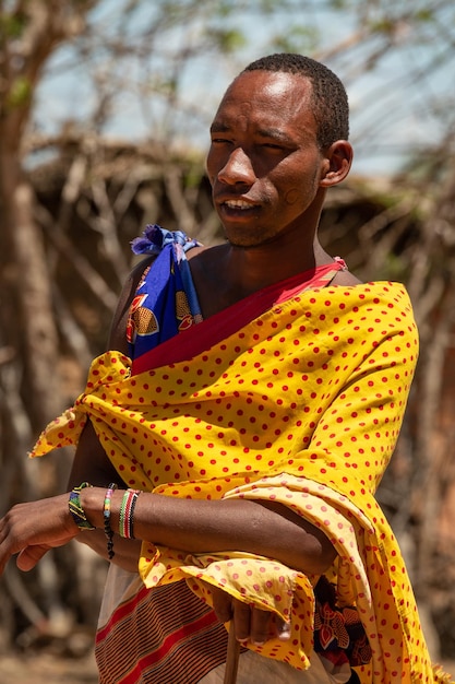 Ritratto di un uomo africano in abito tradizionale della tribù Masai Kenya