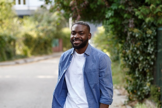 Ritratto di un uomo afroamericano felice da vicino