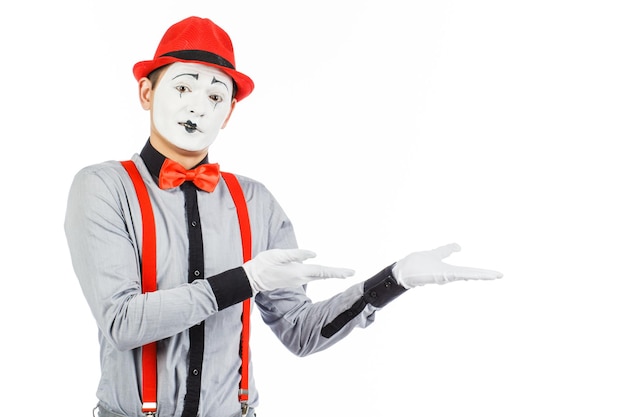 Ritratto di un uomo artistclown MIME Mostra qualcosa di isolato su sfondo bianco