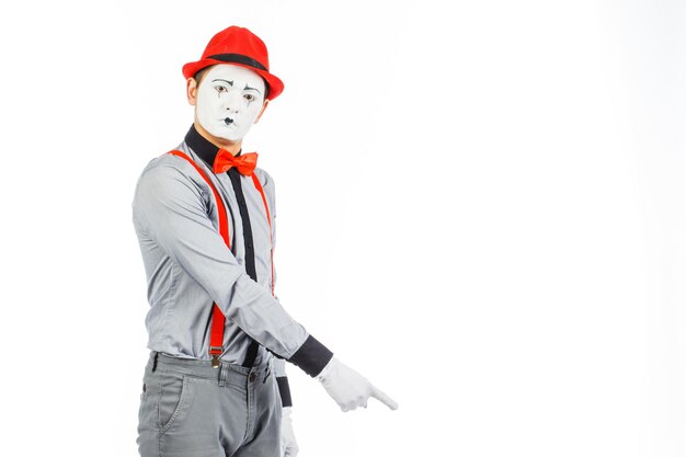 Ritratto di un uomo artistclown MIME Mostra qualcosa di isolato su sfondo bianco