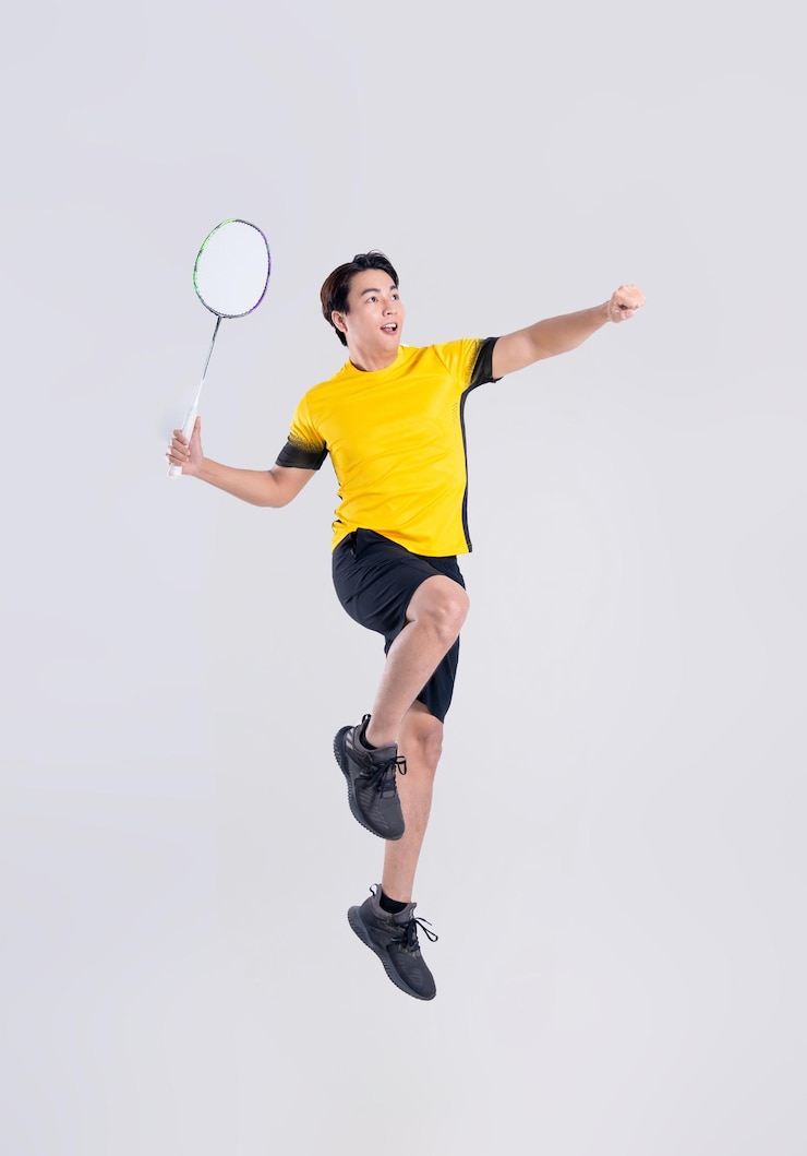 Foto ritratto di un uomo asiatico che gioca a badminton su sfondo bianco xa