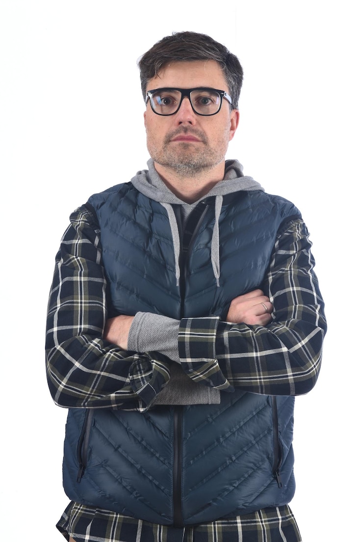 Foto ritratto di un uomo attraversato amrs su bianco