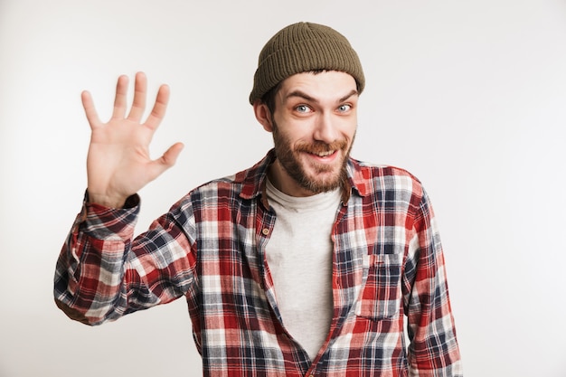 Ritratto di un uomo barbuto felice in camicia a quadri